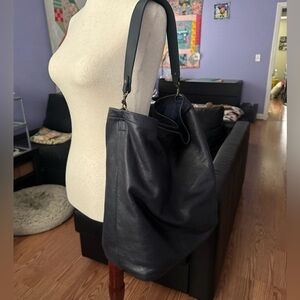 Parker Thatch Jayne Chic Navy Leather Shoulder Bag